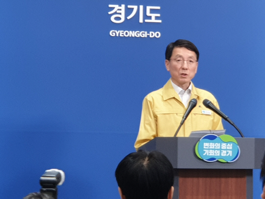 김성중 경기도 행정1부지사가 26일 기자회견에서 대북 전단 살포 방지 위험구역 설정 기간 무기한 연장을 밝혔다./사진=김춘성 기자